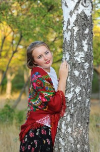 Создать мем: девушки, позы для фото возле дерева береза, русская красавица