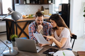 Создать мем: couple laptop, using laptop, человек работающий