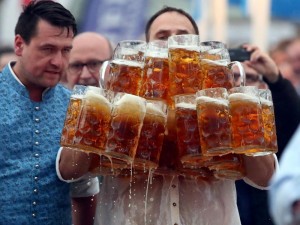Создать мем: пиво в германии, куча пива, пивная