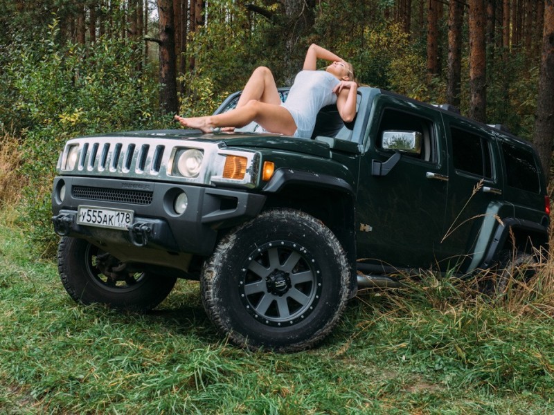 Create meme: hummer h3, hammer and girls, hummer