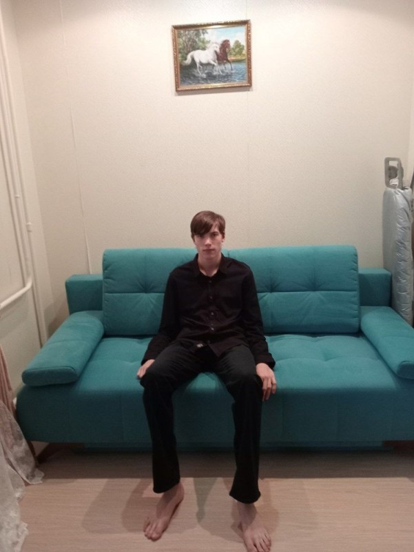 Создать мем: офисный диван, ноги, прямой диван