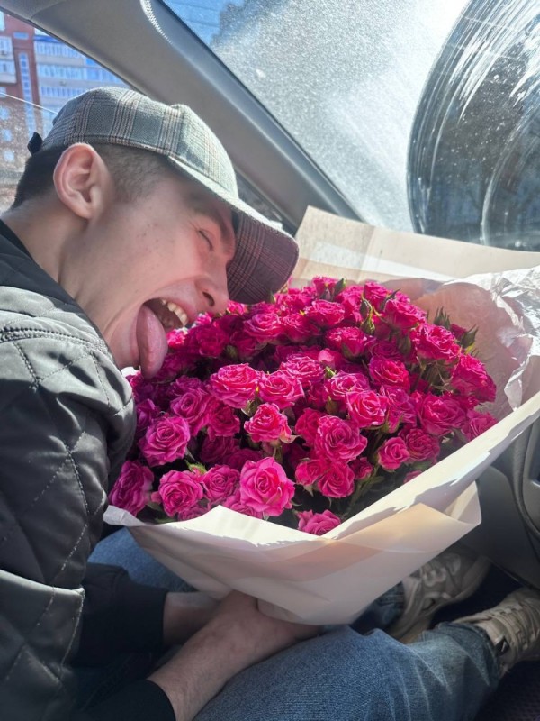 Create meme: a bouquet of roses , bouquet , guy with a bouquet of roses