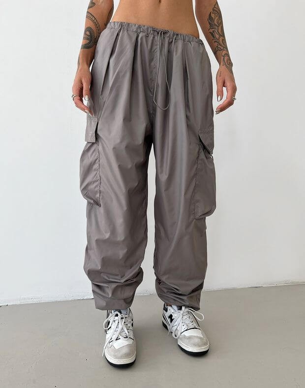 Create meme: cargo pants for women, cargo summer trousers, cargo trousers are wide-legged