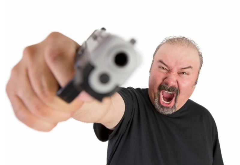 Создать мем: угрожает пистолетом, человек с ружьем кричит, толстый мужик с пистолетом