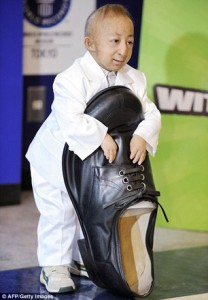 Create meme: the smallest man in the world, the biggest and the smallest man in the world, hee Pingping