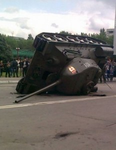 Создать мем: боевые машины, тяжелый, авария