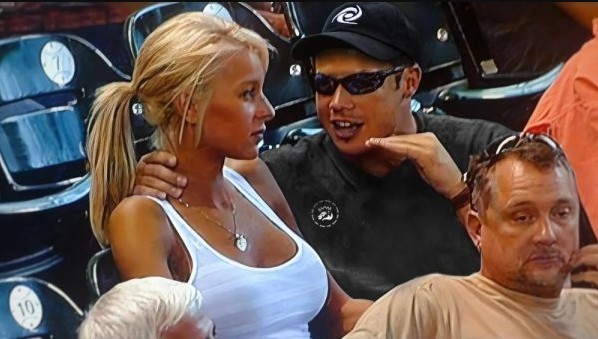 Create meme: iglesias and kournikova, a man explains a meme to a girl at the stadium, Enrique Iglesias and Anna kournikova