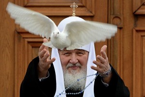 Создать мем: патриарх, патриарх кирилл выпускает белых голубей, святейший патриарх кирилл