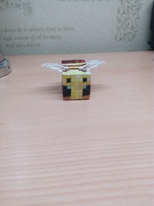 Create meme: minecraft paper, paper bee from minecraft, bee minecraft papercraft