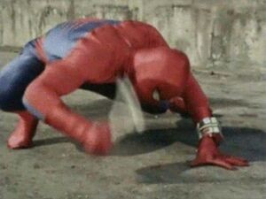 Создать мем: человек паук с гаечным ключом мем, мем с человеком пауком бьющим по полу, Человек-паук