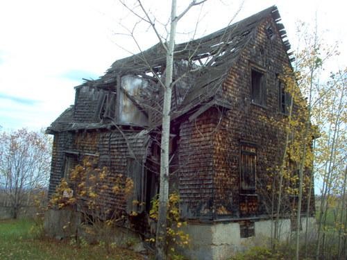 Создать мем: patrimoine du xxe siècle, run down house, дом