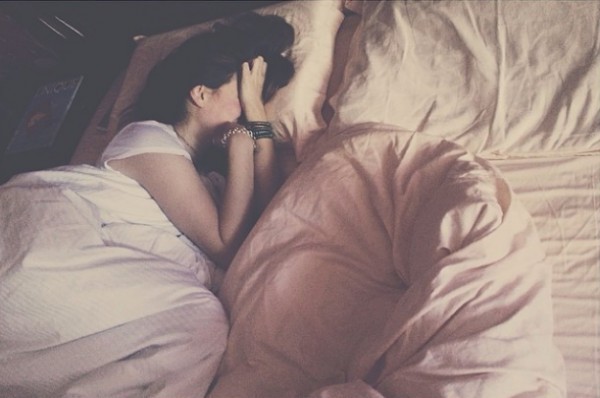 Фото девушка спит в обнимку с подушкой