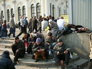 Создать мем: жизнь бомжа, бомжи тирасполя, площадь трех вокзалов москва