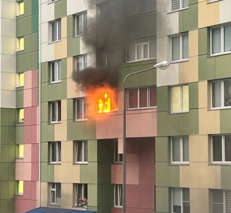 Создать мем: пожар в многоэтажном доме, пожар, жилой дом