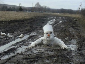 Создать мем: грустный тающий снеговик картинки, фотографии растаявший снеговик сугроб, снеговик
