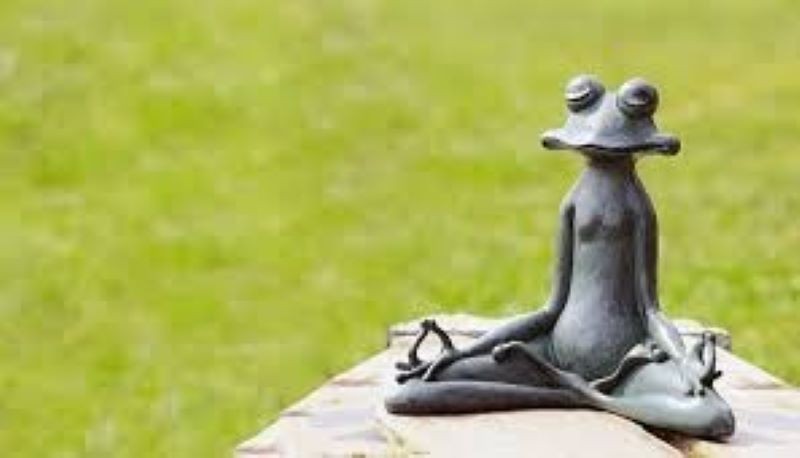 Создать мем: скульптуры медитирующие лягушки, я спокойна жду отпуска, я жду отпуск