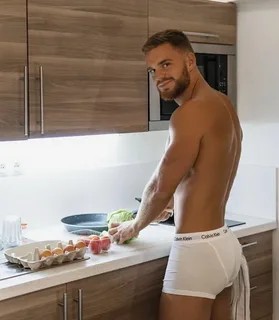 Сексуальный парень готовит на кухне