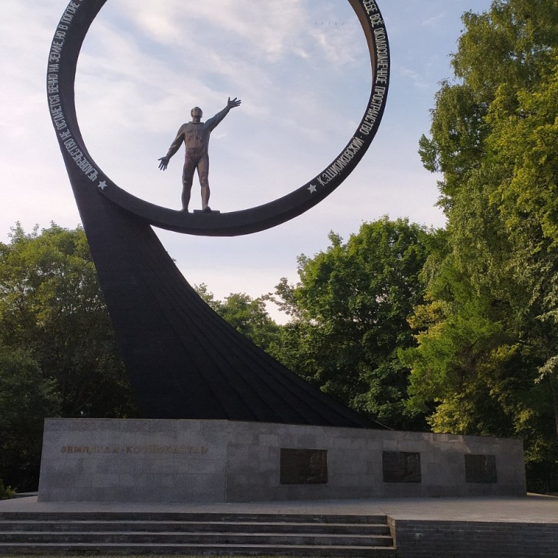 Create meme: monument to fellow cosmonauts Kaliningrad, monument to the conquerors of space Kaliningrad, monument to cosmonauts