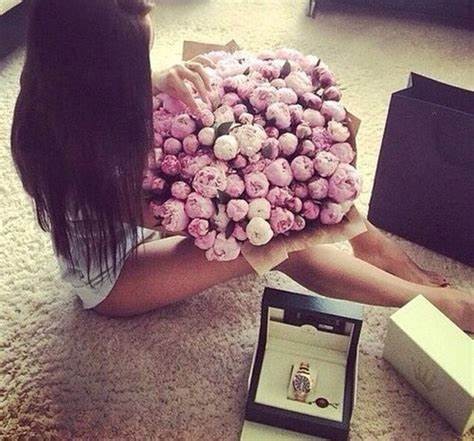 Create meme: girls with flowers without a face, pink roses , bouquet of flowers for a girl