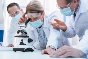 Создать мем: российские ученые, ученый в маске у микроскопа, очки с микроскопом для ученого