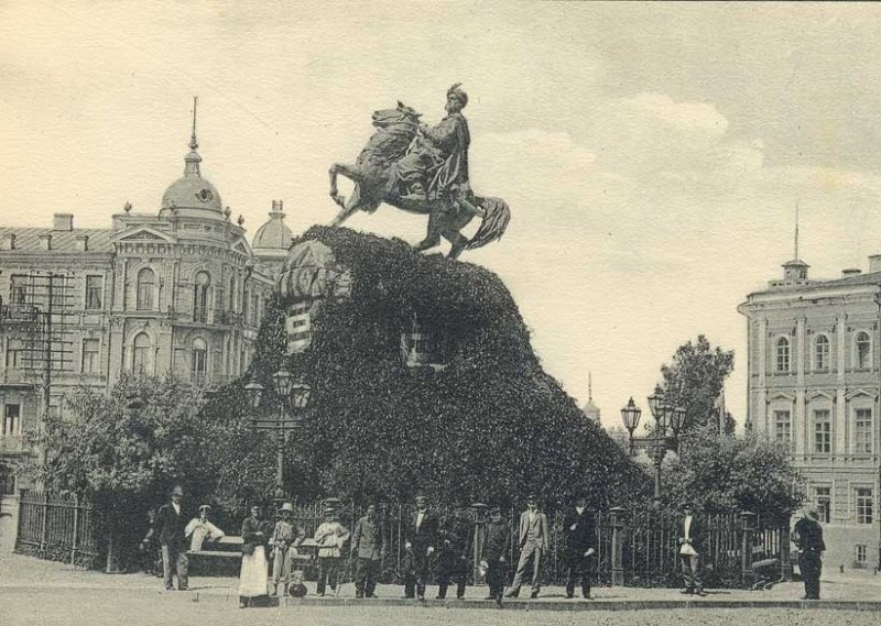 Создать мем: памятник богдану хмельницкому на софийской площади до революции, киев памятник богдану хмельницкому лавра, памятник богдану хмельницкому