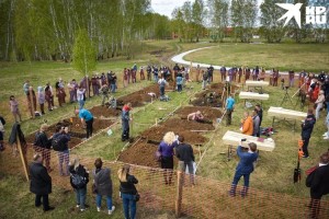 Создать мем: могила, человек, скоростное копание могил