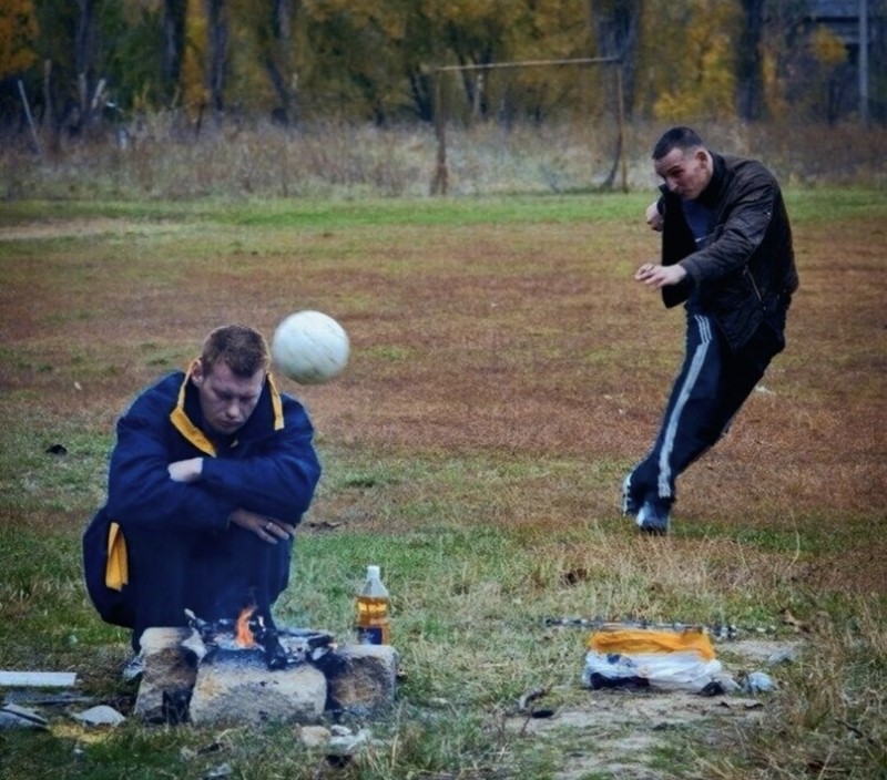 Создать мем: алкаш спортсмен, пьяные футболисты, мем шутка