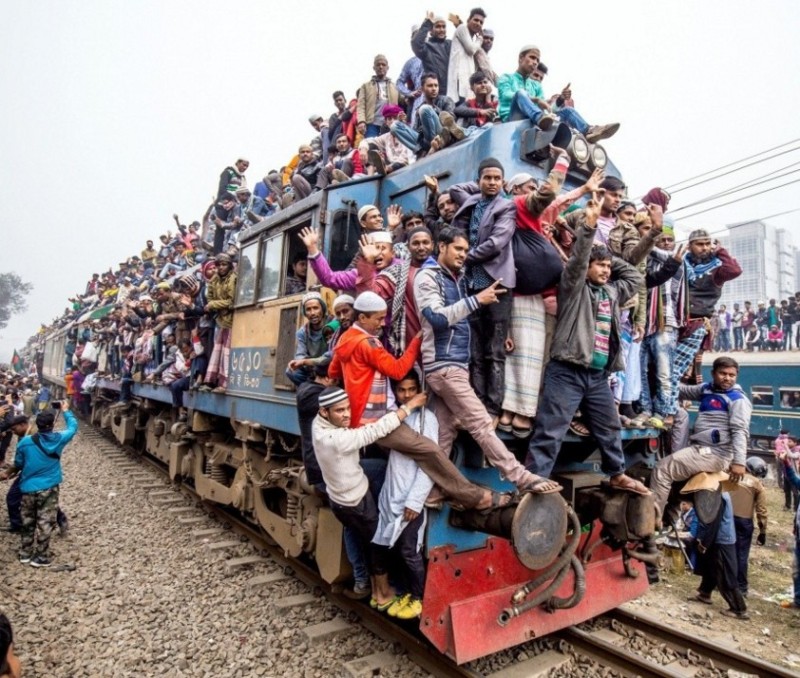 Создать мем: поезд в индии с людьми, поезд в бангладеш, электрички в индии