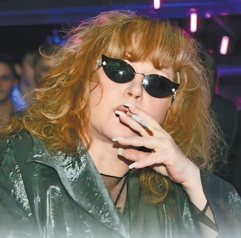 Create meme: Pugacheva with a cigarette, Alla Pugacheva smokes, Alla Pugacheva smokes