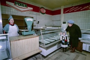 Создать мем: полки магазинов в ссср в 80 годы, полки магазинов в ссср, пустые прилавки продовольственных магазинов в 1970 г