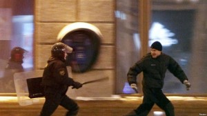 Создать мем: побег, преступник убегает от полиции, грабитель убегает от полицейского