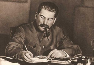 Создать мем: сталин ест фото, сталин с трубкой фото, Иосиф Виссарионович Сталин