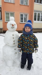 Create meme: snowman on the street in the evening, my first snowman, snowman in Kryukovo photos