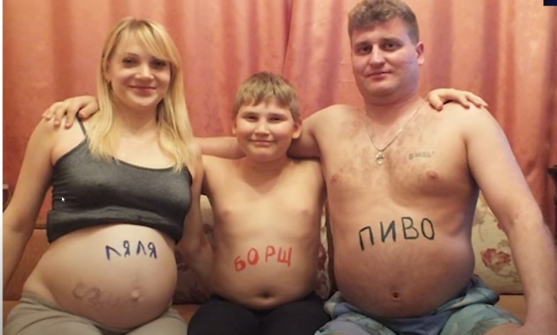 Создать мем: типичная русская семья, пузико, пузатик