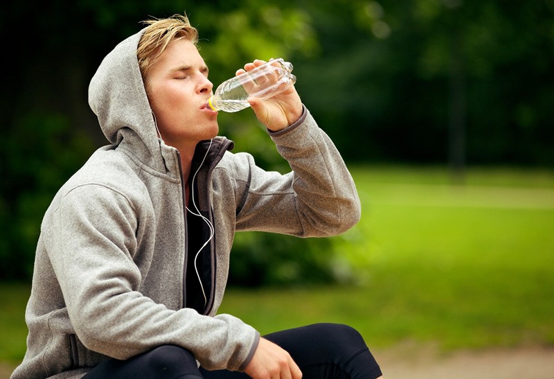 Человек пита. Sitting man drinking Water.