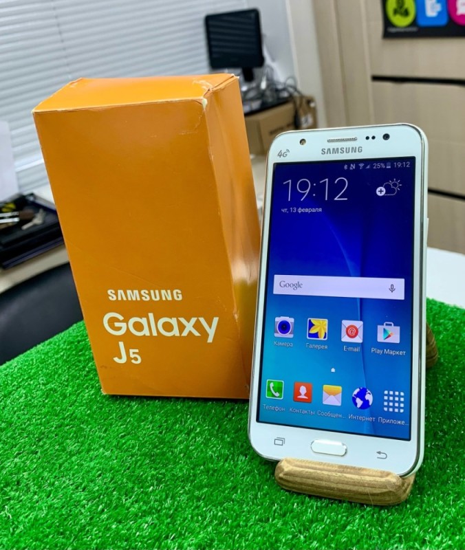 Создать мем: samsung galaxy j, samsung j 5, samsung j5 2015