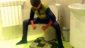 Создать мем: человек на туалете, сидит на унитазе
