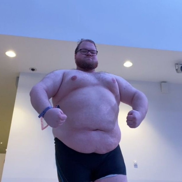 Создать мем: человек, жирдяй в 100 кг, сильный толстяк