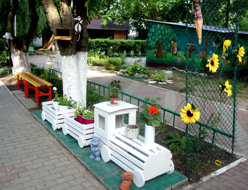 Create meme: flower bed a train made of boxes, flower bed decoration in kindergarten, wooden steam train flowerbed