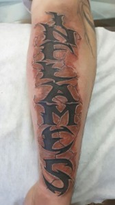 Создать мем: мужские татуировки, тату на руке мужские надписи, мужские татуировки на руке