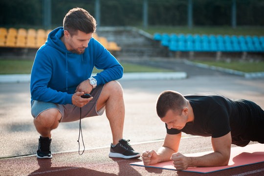 Создать мем: парень спортивный, мужчина спорт, спорт тренировка