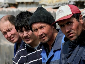 Создать мем: строители из узбекистана, гастарбайтер, цыгане гастарбайтеры