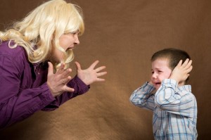Создать мем: ребёнок, жестокое обращение с детьми, мама кричит на ребенка