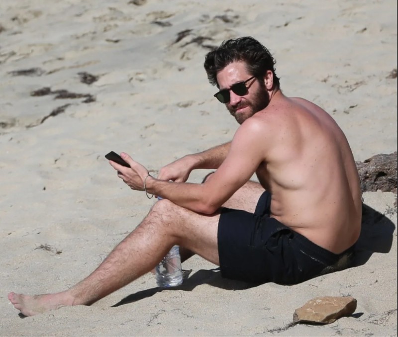 Create meme: Jake gyllenhaal, jake gyllenhaal torso, Jake Gyllenhaal on the beach