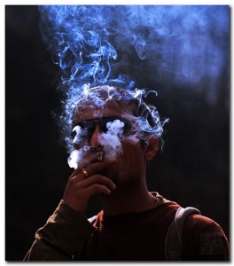 Создать мем: Курильщик, дым, парень курит вейп