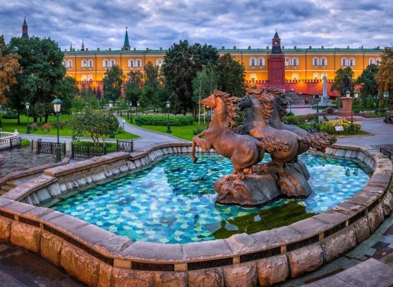 Create meme: fountain on manezhnaya square, fountain complex on manezhnaya square, moscow alexander garden