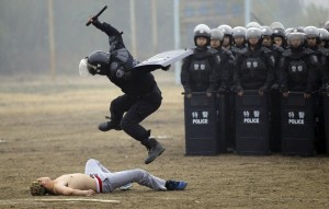Создать мем: китай полиция, омоновец бежит, riot police