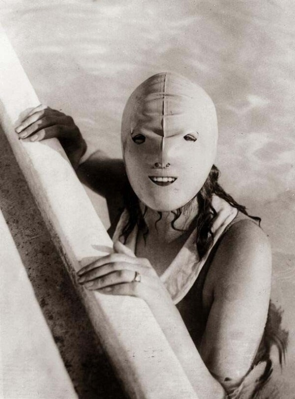 Создать мем: женщина, безумные изобретения, маска для плавания 1920 год