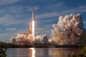 Создать мем: SpaceX, запуск космических ракет 2018, старт ракеты