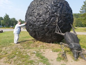 Создать мем: памятники, памятник в перми парк камней, памятник жук скарабей пермь